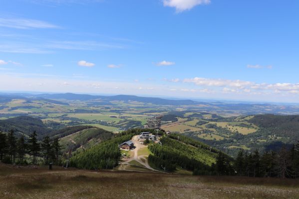 Dolní Morava, 14.7.2020
Králický Sněžník, vrch Slamník. Pohled na Slaměnku a Stezku v oblacích.
Schlüsselwörter: Králický Sněžník Dolní Morava vrch Slamník Slaměnka Stezka v oblacích