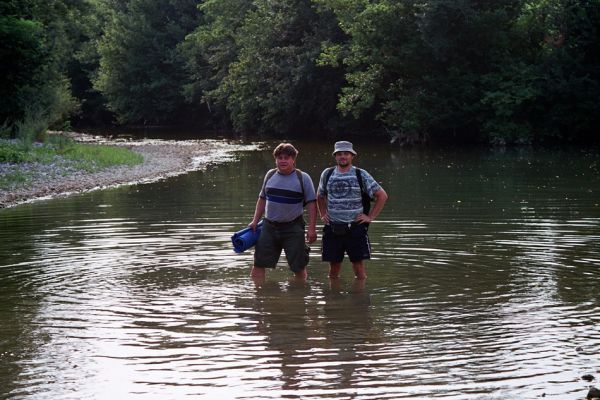 Dolegna del Collio, 14.6.2003
Když se zajímavá lokalita nachází na druhém břehu řeky, stateční entomologové řeku odhodlaně přebrodí.
Klíčová slova: Dolegna del Collio Zorochros stibicki Martin Samek Václav Dušánek