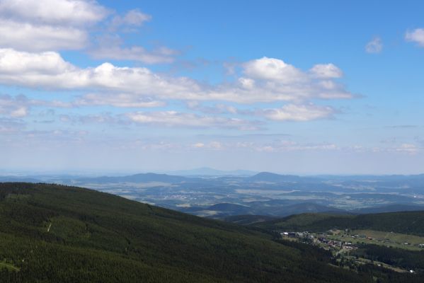 Malá Úpa, 4.7.2020
Krkonoše, pohled ze Svorové hory na Pomezní boudy a Kralický Sněžník.
Klíčová slova: Malá Úpa Krkonoše Svorová hora Lesní hřeben Pomezní boudy Kralický Sněžník