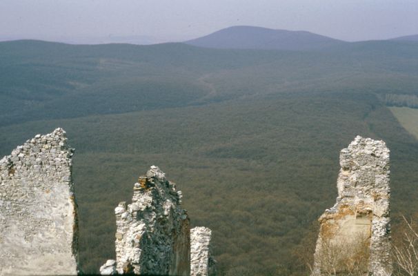 Jelenec, 10.4.1997
Pohled z hradu Gýmeš na západ na Veľkou skalu.

Keywords: Jelenec vrch Dúň Gýmeš Veľká skala