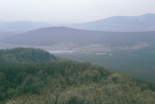 Jelenec, 10.4.1997
Pohled z hradu Gýmeš na jihozápad na Remitáž, vrch Pliešku a Žibricu.



Klíčová slova: Jelenec vrch Dúň Gýmeš Remitáž vrch Plieška