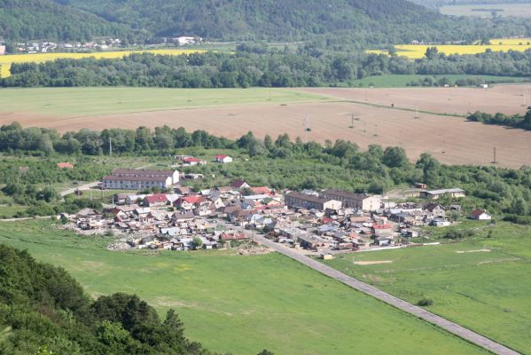 Vihorlat, Humenský Sokol, 11.5.2013
Pohled ze skal nad skalní stěnou na cikánskou osadu Podskalie. 



Schlüsselwörter: Humenné Podskalie Vihorlat Humenský Sokol