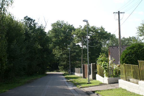 Hrádek, 13.9.2007
Pohled od vsi k dubové aleji na hrázi zaniklého rybníka Rozkoše.
Klíčová slova: Hrádek Rozkoš Ampedus cardinalis