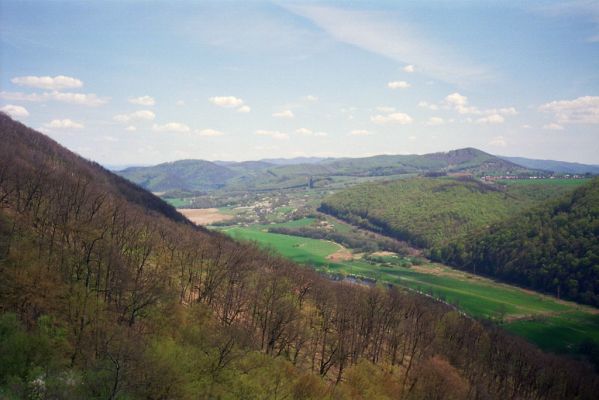 Hronská Dúbrava, 29.4.2001
Pohled z Boků přes Hron na Javorie.

Klíčová slova: Hronská Dúbrava Boky