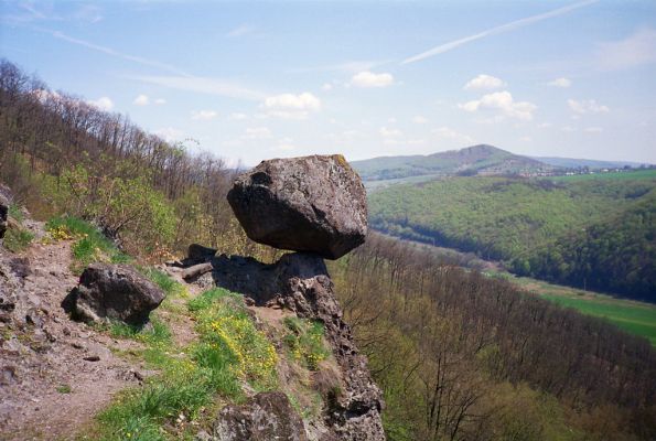 Hronská Dúbrava, 29.4.2001
Boky. Pohled přes Čertovu skálu na Javorie.


Klíčová slova: Hronská Dúbrava Boky Čertova skála