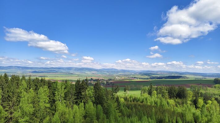 Božanov, 26.4.2025
Soví hory ze Suchého vrchu (Stolové hory).
Klíčová slova: Božanov Soví hory Suchý vrch
