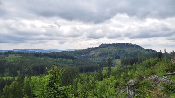 Teplice nad Metují, Lachov, 6.5.2025
Vrch Hejda - pohled na Ostaš.
Klíčová slova: Teplice nad Metují Lachov vrch Hejda Ostaš