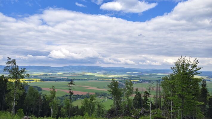 Božanov, 7.5.2025
Suchý vrch, pohled na Božanov a Soví hory.
Klíčová slova: Božanov Stolové hory Suchý vrch