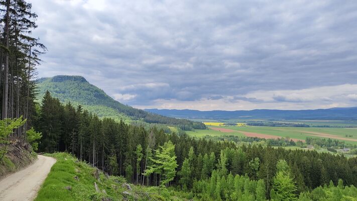 Božanov, 7.5.2025
Suchý vrch, pohled na Korunu a Broumov.
Klíčová slova: Božanov Stolové hory Suchý vrch