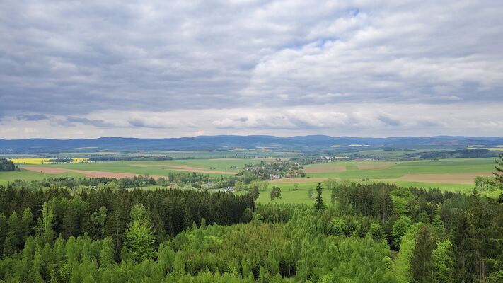 Božanov, 7.5.2025
Suchý vrch, pohled na Božanov a Soví hory.
Klíčová slova: Božanov Stolové hory Suchý vrch