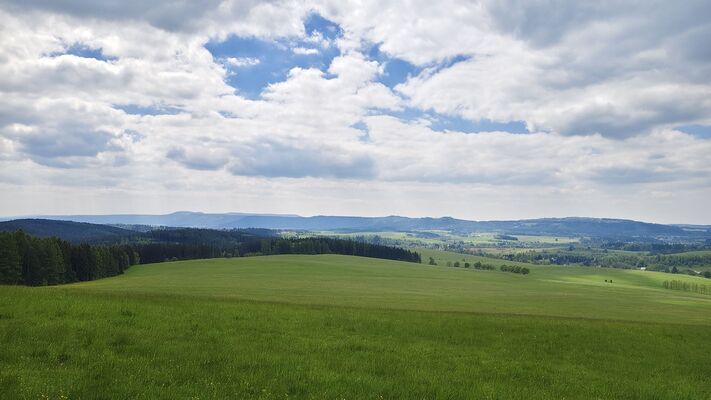 Meziměstí, Ruprechtice, 12.5.2025
Ruprechtice, pastviny pod Javořími horami, Broumovské stěny a Stolové hory.
Klíčová slova: Meziměstí Ruprechtice Javoří hory Ruprechtický Špičák