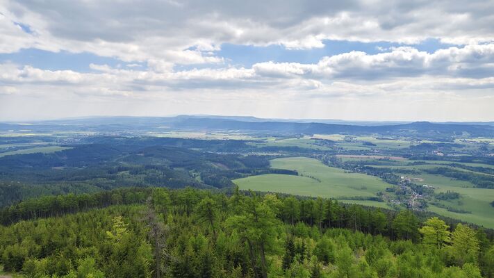 Meziměstí, Ruprechtice, 12.5.2025
Ruprechtický Špičák - pohled na Broumovsko.
Klíčová slova: Meziměstí Ruprechtice Javoří hory Ruprechtický Špičák