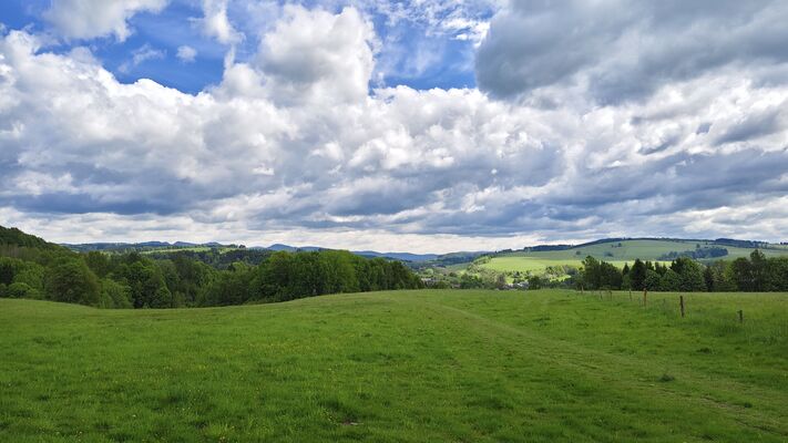 Teplice nad Metují, 17.5.2025
Nad Dolními Teplicemi u Mackovy cesty.
Klíčová slova: Teplice nad Metují