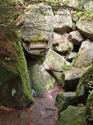 Teplice nad Metují, 17.5.2025
Jiráskovy skály. Pramen U Sv. Huberta.
Klíčová slova: Teplice nad Metují Jiráskovy skály