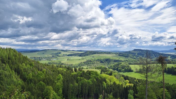 Teplice nad Metují, 17.5.2025
Hejda a Ostaš od Jiráskových skal.
Klíčová slova: Teplice nad Metují Jiráskovy skály Hejda Ostaš