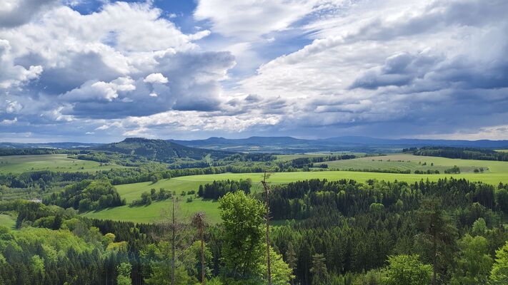Teplice nad Metují, 17.5.2025
Ostaš, Stolové hory a Orlické hory z Jiráskových skal.
Klíčová slova: Teplice nad Metují Jiráskovy skály