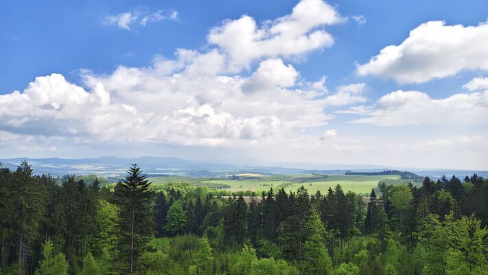 Teplice nad Metují, 20.5.2025 
Teplické skály, vrch Čáp - pohled na Stolové hory.
Keywords: Teplice nad Metují Teplické skály Skály vrch Čáp