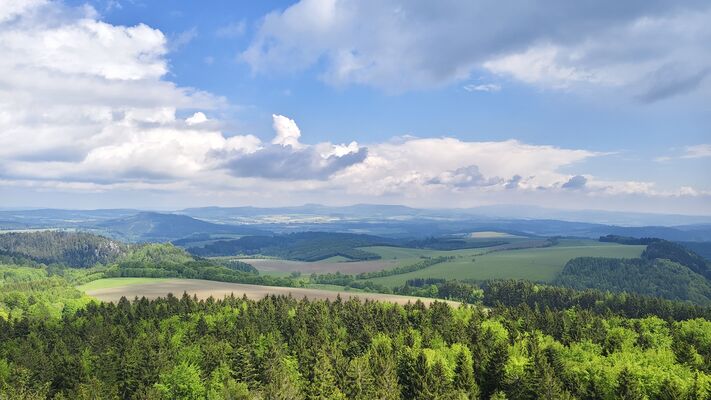 Teplice nad Metují, 20.5.2025
Vrch Čáp, pohled na Ostaš, Stolové hory a Orlické hory.
Klíčová slova: Teplice nad Metují Teplické skály Skály vrch Čáp