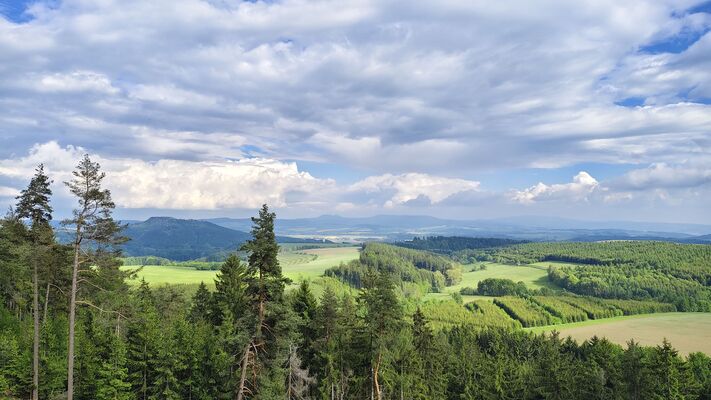 Teplice nad Metují, 20.5.2025
Vrch Čáp, pohled na Ostaš, Stolové hory a Orlické hory.
Klíčová slova: Teplice nad Metují Teplické skály Skály vrch Čáp