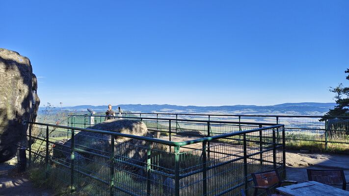 Karlów, 20.9.2025
Velká Hejšovina, Horská chata PTTK „Na Szczelińcu”, vyhlídka.
Klíčová slova: Karlów Stolové hory Góry Stołowe Velká Hejšovina Szczeliniec Wielki