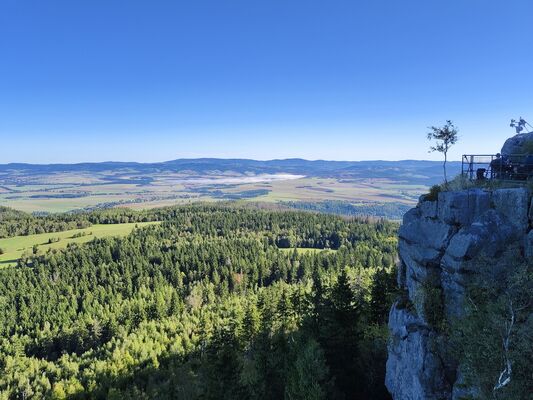 Karlów, 20.9.2025
Velká Hejšovina, horská chata PTTK „Na Szczelińcu” - výhled na Soví hory.
Klíčová slova: Karlów Stolové hory Góry Stołowe Velká Hejšovina Szczeliniec Wielki