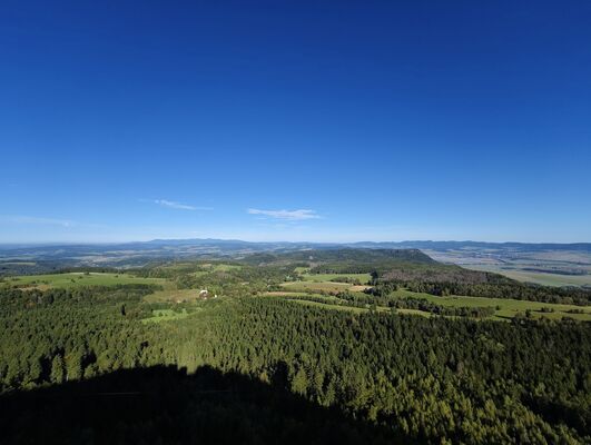 Karlów, 20.9.2025
Velká Hejšovina, pohled na Krkonoše, Broumovské stěny a Javoří hory.
Klíčová slova: Karlów Stolové hory Góry Stołowe Velká Hejšovina Szczeliniec Wielki