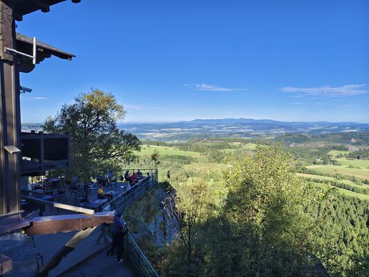 Karlów, 20.9.2025
Velká Hejšovina, Horská chata PTTK „Na Szczelińcu”, vyhlídka.
Klíčová slova: Karlów Stolové hory Góry Stołowe Velká Hejšovina Szczeliniec Wielki