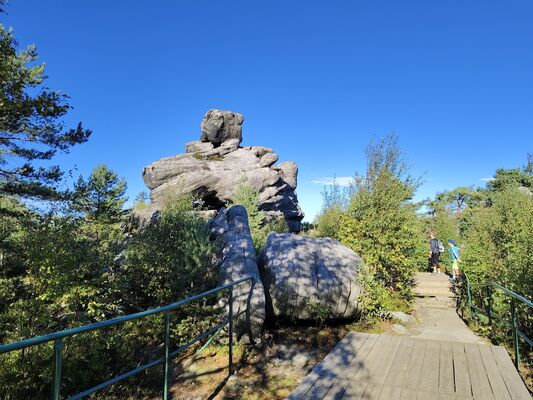 Karlów, 20.9.2025
Velká Hejšovina, Kačenky.
Klíčová slova: Karlów Stolové hory Góry Stołowe Velká Hejšovina Szczeliniec Wielki