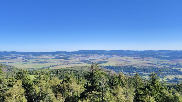 Karlów, 20.9.2025
Velká Hejšovina - pohled z vrcholu na Soví hory.
Klíčová slova: Karlów Stolové hory Góry Stołowe Velká Hejšovina Szczeliniec Wielki
