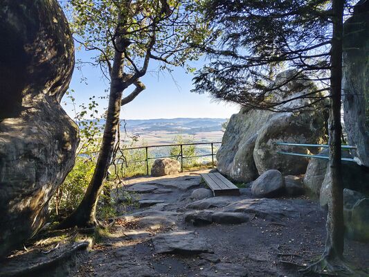 Karlów, 20.9.2025
Velká Hejšovina, výhled na Soví hory.
Klíčová slova: Karlów Stolové hory Góry Stołowe Velká Hejšovina Szczeliniec Wielki