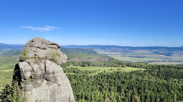 Karlów, 20.9.2025
Velká Hejšovina, výhled na Broumovsko.
Klíčová slova: Karlów Stolové hory Góry Stołowe Velká Hejšovina Szczeliniec Wielki