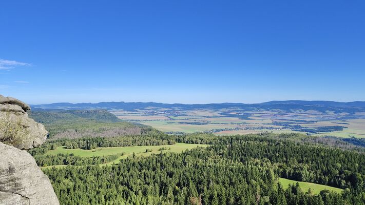 Karlów, 20.9.2025
Velká Hejšovina, výhled na Broumovsko.
Klíčová slova: Karlów Stolové hory Góry Stołowe Velká Hejšovina Szczeliniec Wielki