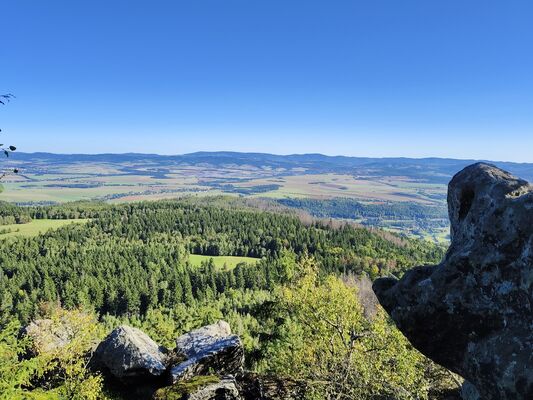 Karlów, 20.9.2025
Velká Hejšovina, výhled na Soví hory.
Klíčová slova: Karlów Stolové hory Góry Stołowe Velká Hejšovina Szczeliniec Wielki
