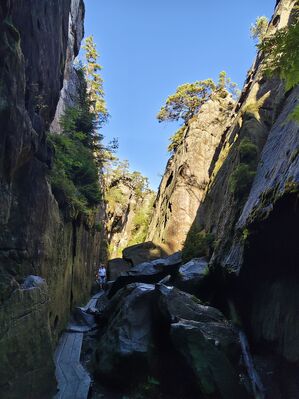 Karlów, 20.9.2025
Velká Hejšovina, Čertova kuchyně.
Klíčová slova: Karlów Stolové hory Góry Stołowe Velká Hejšovina Szczeliniec Wielki