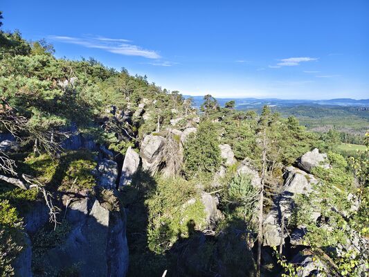 Karlów, 20.9.2025
Velká Hejšovina, Čertova kuchyně.
Klíčová slova: Karlów Stolové hory Góry Stołowe Velká Hejšovina Szczeliniec Wielki