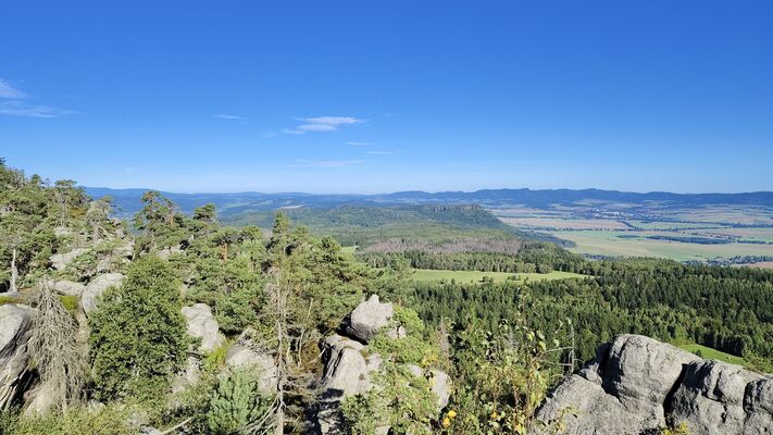 Karlów, 20.9.2025
Velká Hejšovina, Čertova kuchyně. Výhled na Broumovsko.
Klíčová slova: Karlów Stolové hory Góry Stołowe Velká Hejšovina Szczeliniec Wielki