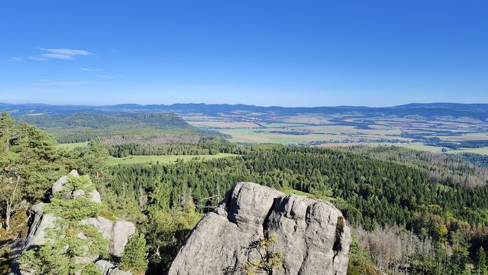 Karlów, 20.9.2025
Velká Hejšovina, výhled na Broumovsko.
Klíčová slova: Karlów Stolové hory Góry Stołowe Velká Hejšovina Szczeliniec Wielki