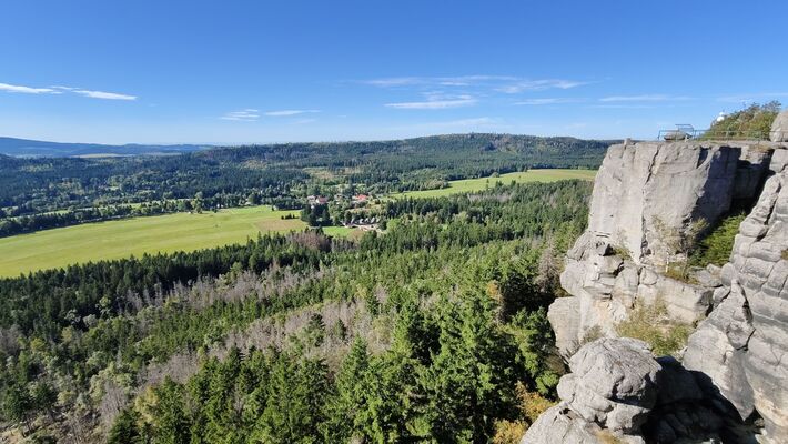 Karlów, 20.9.2025
Velká Hejšovina, pohled na Karlów a Skalniak.
Klíčová slova: Karlów Stolové hory Góry Stołowe Velká Hejšovina Szczeliniec Wielki