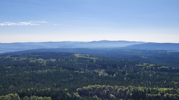 Karlów, 20.9.2025
Velká Hejšovina, pohled Hrubý Jeseník, Králický Sněžník a Orlické hory.
Klíčová slova: Karlów Stolové hory Góry Stołowe Velká Hejšovina Szczeliniec Wielki