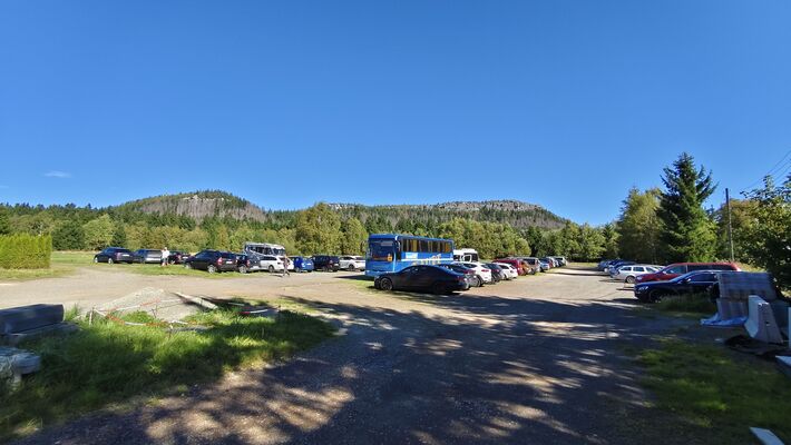 Karlów, 20.9.2025
Karlów, parkoviště.
Klíčová slova: Karlów Stolové hory Góry Stołowe Velká Hejšovina Szczeliniec Wielki