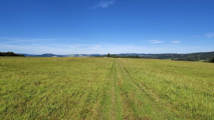 Machov, 20.9.2025
Bukovina, pohled na Broumovsko.
Klíčová slova: Machov Broumovsko Bukovina