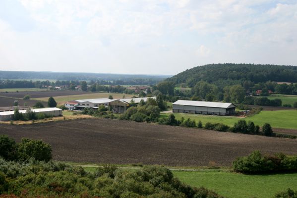 Častolovice - vrch Strýc, 11.9.2008
Pohled z vrcholu Strýce k jihozápadu na budovy zemědělského družstva. V pozadí vrch Malý Chlum a obec Čestice.
Keywords: Častolovice vrch Strýc Čestice Malý Chlum