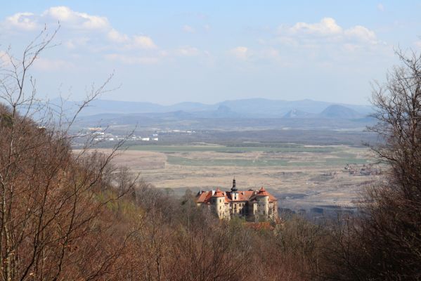Horní Jiřetín, 21.4.2021
Jezeří, pohled z Jánského vrchu na zámek Jezeří.
Klíčová slova: Krušné hory Jezerské lesy Horní Jiřetín Jezeří údolí Šramnického potoka Jánský vrch