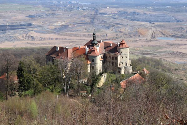 Horní Jiřetín, 21.4.2021
Jezeří, vyhlídka z cesty nad zámkem - důl ČSA.
Schlüsselwörter: Krušné hory Jezerské lesy Horní Jiřetín Jezeří důl ČSA