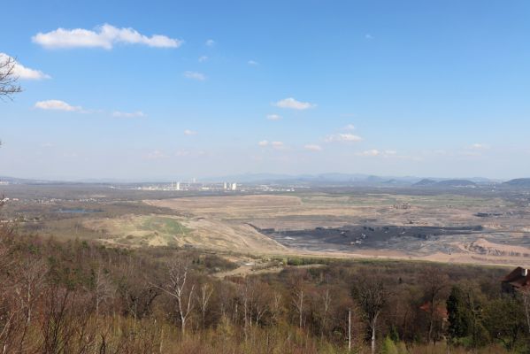 Horní Jiřetín, 21.4.2021
Jezeří, vyhlídka z cesty nad zámkem - důl ČSA a chemička v Záluží.
Klíčová slova: Krušné hory Jezerské lesy Horní Jiřetín Jezeří důl ČSA Záluží