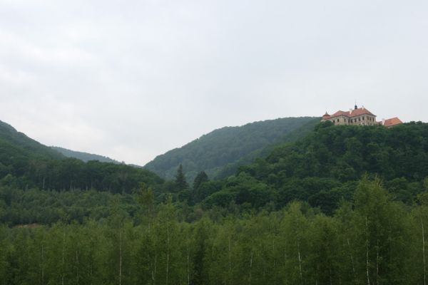 Horní Jiřetín, Jezeří, 26.5.2008
Pohled od arboreta na zámek Jezeří a údolí Šramnického potoka.
Klíčová slova: Krušné hory Horní Jiřetín Jezeří Šramnický potok