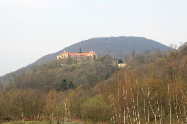 Jezeří, 9.4.2008
Zámek Jezeří, v pozadí Jánský vrch.
Klíčová slova: Krušné hory Horní Jiřetín Jezeří Jánský vrch