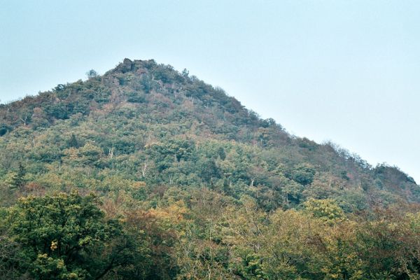 Horní Jiřetín, Jezeří, Jezerka, 12.10.2006
Pohled od jihozápadu z údolí Vesnického potoka.
Klíčová slova: Krušné hory Horní Jiřetín Jezeří Jezerka