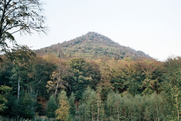 Horní Jiřetín, Jezeří, Jezerka, 12.10.2006
Pohled z jihozápadu, z údolí Vesnického potoka.
Klíčová slova: Krušné hory Horní Jiřetín Jezeří Jezerka