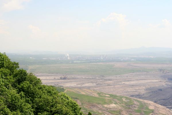 Horní Jiřetín, Jezeří, Jezerka, 13.5.2008
Pohled z Jezerky přes hnědouhelný důl na cemičku v Záluží.
Mots-clés: Krušné hory Horní Jiřetín Jezeří Jezerka Záluží Most